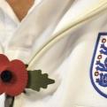 Jugador de Inglaterra con el amapola en el pecho