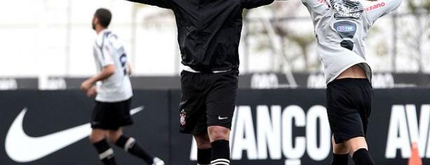 Adriano celebra un gol en un entrenamiento/vía lancenet.com.br