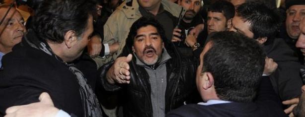 Diego Armando Maradona, perseguido en Nápoles