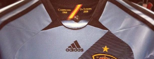 Segunda camiseta de España para la Eurocopa 2012 (vía: todosobrecamisetas.net)