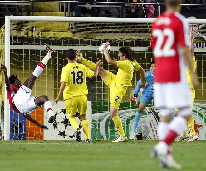 Estética pirueta de Emmanuel Adebayor para igualar un reñido Villarreal - Arsenal