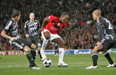 Welbeck intenta regatear ante un escuadrón de rombos. El United hizo agua en casa ante un Besiktas eliminado.