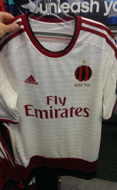 Camiseta suplente del Milan para la temporada 2014 - 2015
