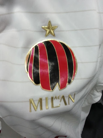 Camiseta suplente del Milan para la temporada 2014 - 2015