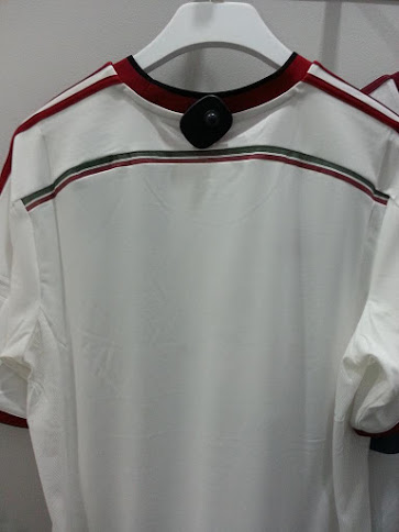 Camiseta suplente del Milan para la temporada 2014 - 2015