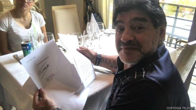 Maradona muestra la carta de Fidel Castro