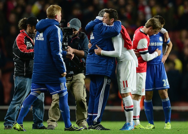 Mourinho y Ozil se abrazan