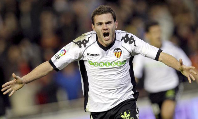 Juan Mata celebra un gol logrado con el Valencia