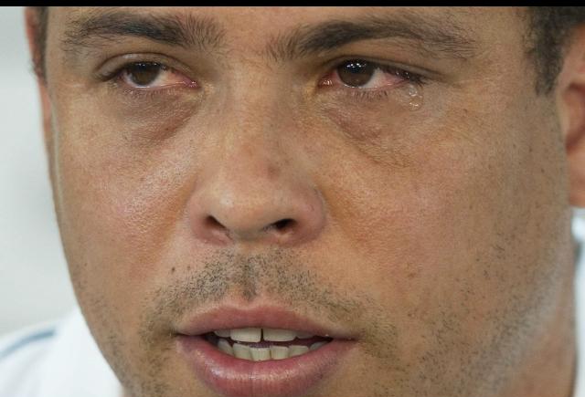 Ronaldo llora durante el acto de su retirada/ LaInformacion.com/ EFE