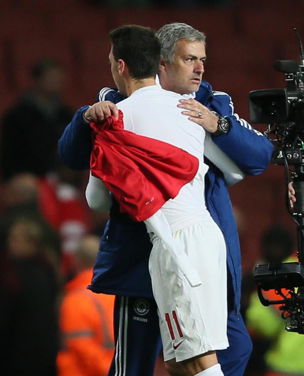 Mourinho y Ozil se abrazan