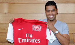 André Santos posa con la camiseta del Arsenal