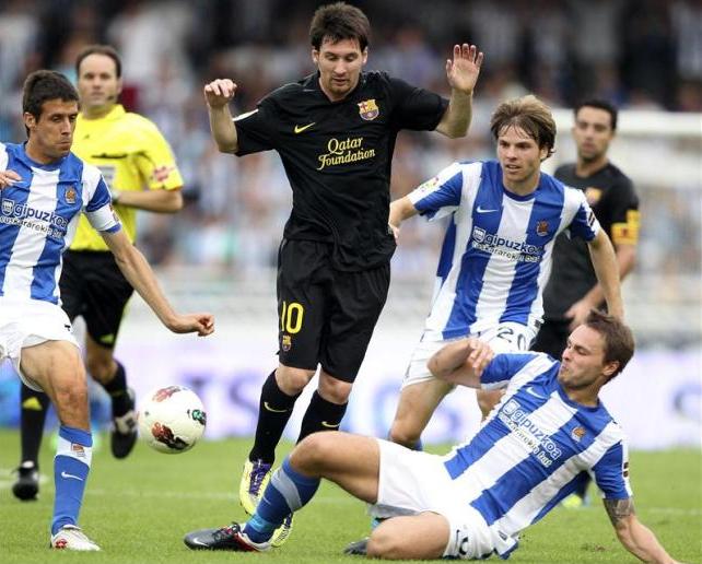 Messi no encontró a Cesc en Anoeta. Foto:lainformacion.com/EFE