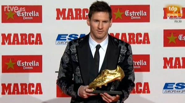 Lionel Messi recoge la Bota de Oro 2013 con un traje muy llamativo