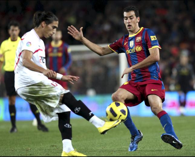 Martín Cáceres/ Sergio Busquets/ lainformacion.com/ EFE