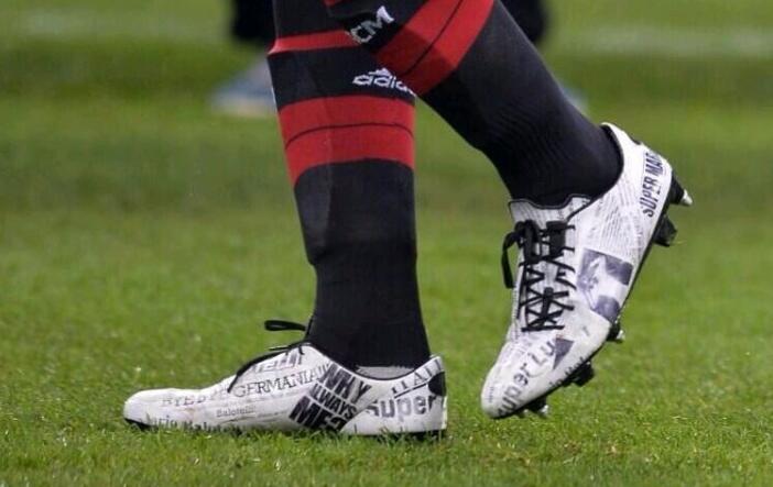 Las nuevas botas de Mario Balotelli