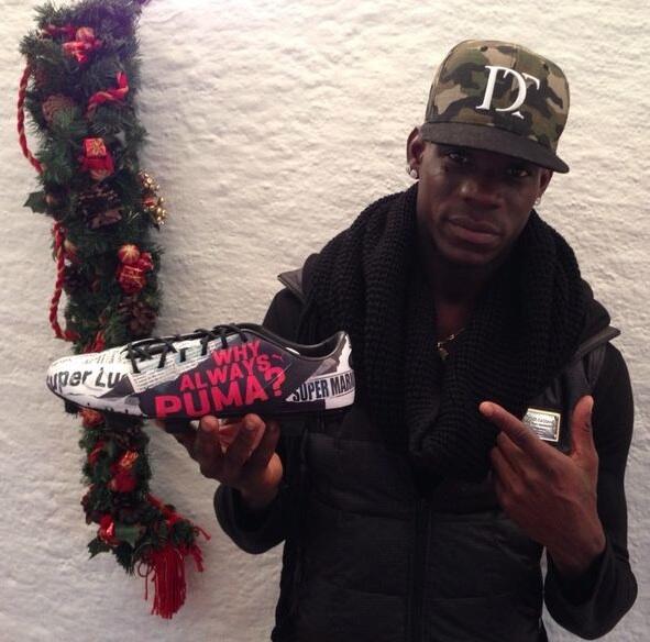 Mario Balotelli con sus nuevas botas Puma