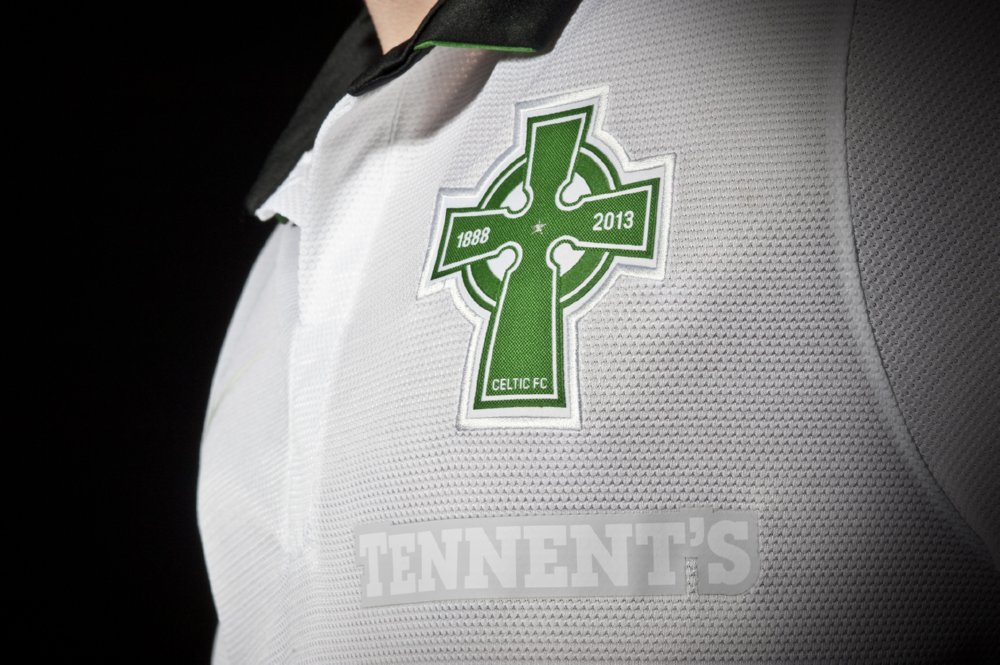 Cruz Celtic en camiseta de Celtic de Glasgow por el 125 aniversario