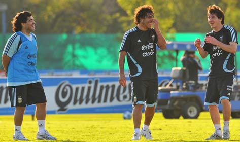 Clima distendido. Así se los ve a Diego, Messi y Tévez para enfrentar a Venezuela