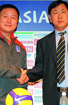 Ambos seleccionadores coreanos se estrechan sus manos. Un encuentro clave cargado de matices políticos por estas Eliminatorias rumbo a Sudáfrica 2010