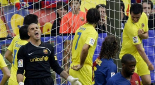 Valdés se lamenta, Llorente celebra. El Barça deberá esperar para consagrarse campeón de la Liga