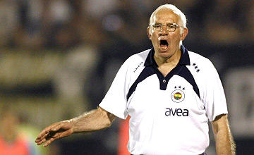 El Fenerbahçe de Luis Aragonés derrotó al líder Sivasspor y aspira a luchar por el título