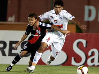Buonanotte no puede con su marca y tampoco con su mente: se fue expulsado por un exceso innecesario. River quedó una vez más fuera de la Libertadores