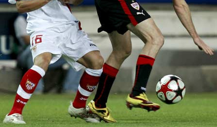 Los pies de Capel y Hleb en plena lucha. El Sevilla ya está en octavos.