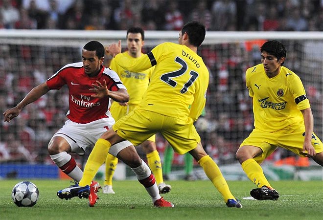 Theo Walcott no teme a la triple marca de camisetas amarillas. El joven inglés fue una de las figuras del encuentro.