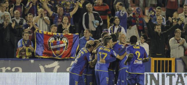 Los jugadores del Levante celebran un gol logrado