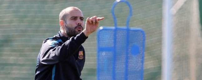 Pep Guardiola durante un entrenamiento del Barcelona