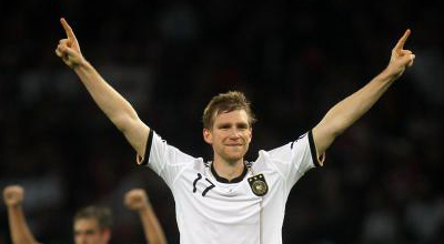 Per Mertesacker durante un encuentro con Alemania