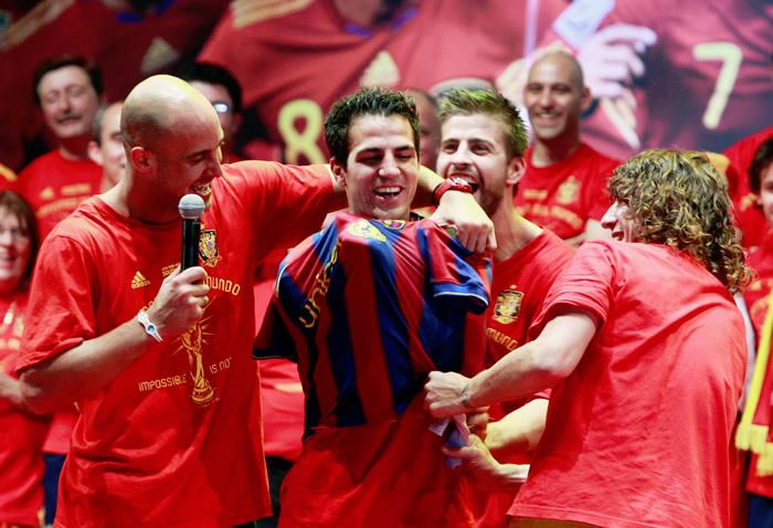 Pique pone camiseta Barcelona a Cesc