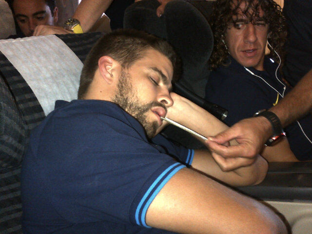 Cesc le pone una carta a Piqué en la boca