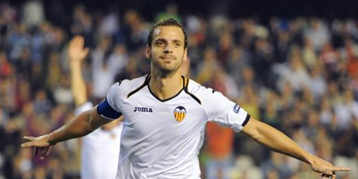 Roberto Soldado celebra un gol con el Valencia